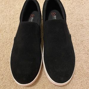 Blondo black suede slip on Sz 10